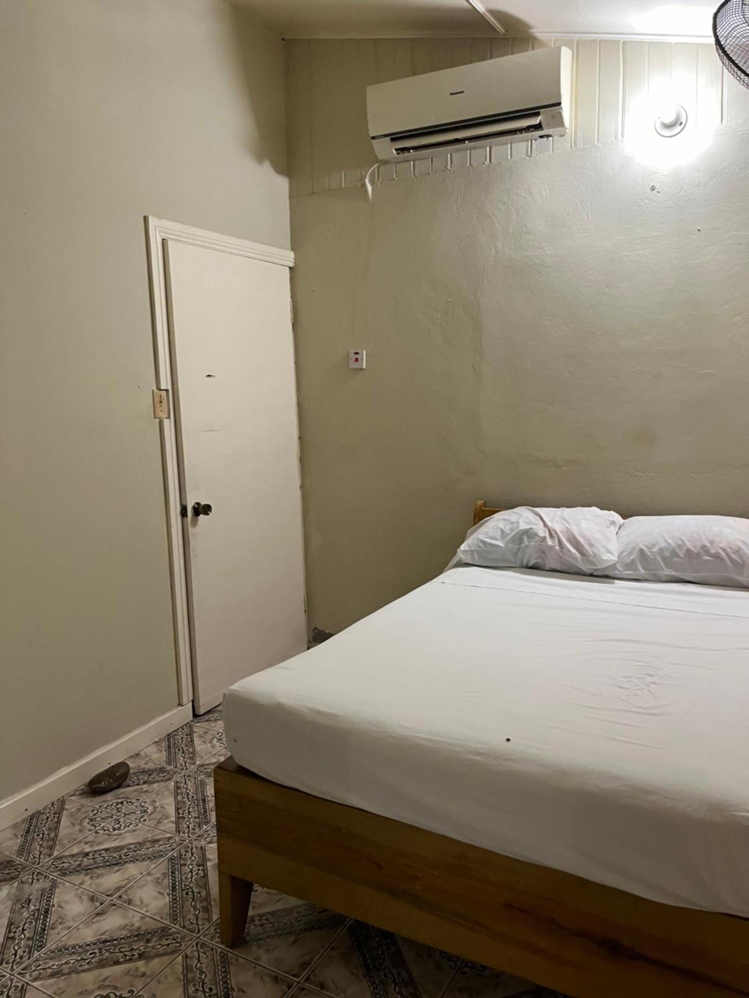 Andre'S Guest House Negril Chambre photo